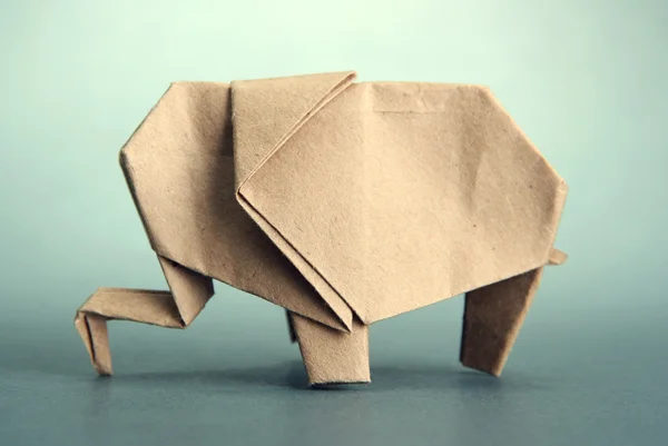 Elefante de origami, sobre fondo gris — Foto de Stock
