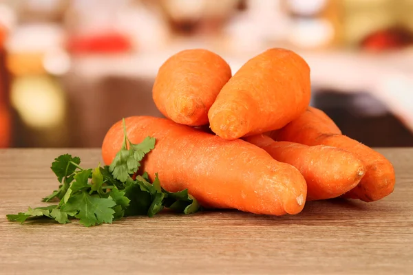 Carottes sur la table dans la cuisine — Photo