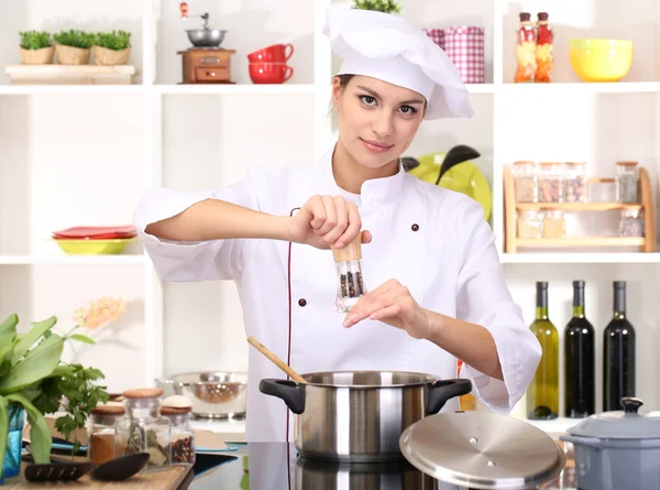 Młoda kobieta kucharz kuchnia w kuchni — Zdjęcie stockowe