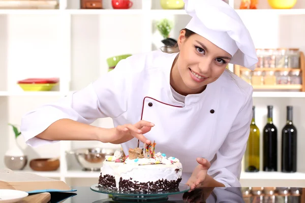 Jonge vrouw chef-kok koken gebak in keuken — Stockfoto