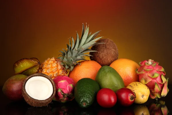 カラフルな背景の上のエキゾチックなフルーツの組成 — ストック写真