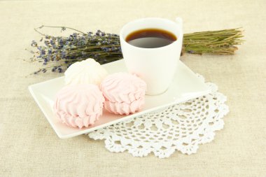 açık renkli plaka üzerinde Marshmallows