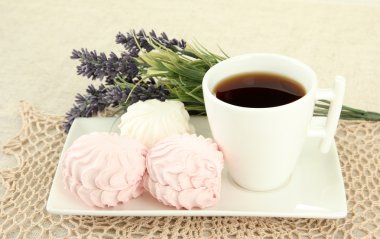 açık renkli plaka üzerinde Marshmallows