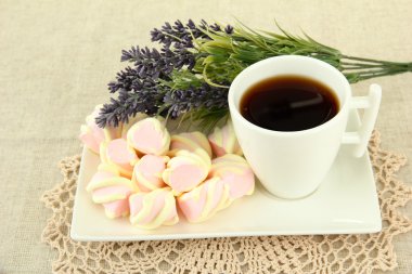 açık renkli plaka üzerinde Marshmallows