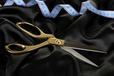 siyah kumaş üzerine metal makas