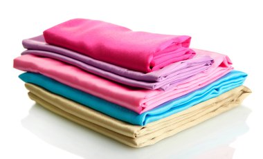 Beyaz kumaş yığınları izole edilmiş.