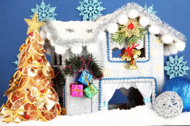 mavi renkli Noel evi dekore edilmiş