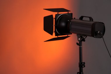 Stüdyo aydınlatma üzerinde gri arka plan yakın çekim