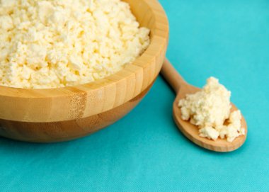 süzme peynirli kase üzerinde mavi masa örtüsü