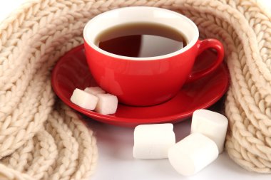 çay ile üzerine beyaz izole eşarp