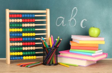 oyuncak abacus, kitap ve okul Danışma arka plan üzerinde tablo kalemleri