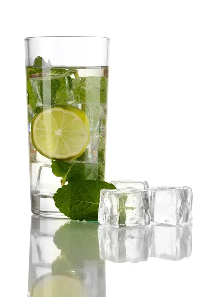 Vaso de agua con hielo, menta y cal aislados sobre blanco —  Fotos de Stock