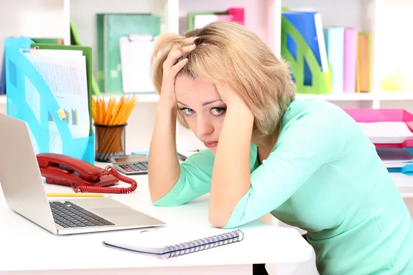 Mujer de negocios cansada trabajando en la oficina — Foto de Stock