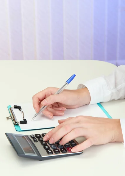 Primo piano di mani di donna d'affari, scrittura su carta — Foto Stock