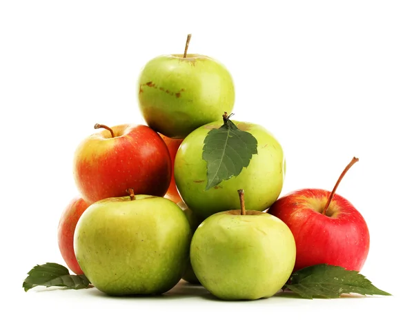 Zoete appels met bladeren, geïsoleerd op wit — Stockfoto