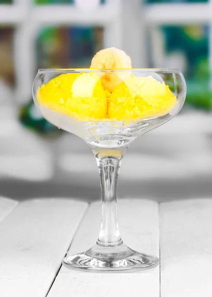 Delicioso helado en la mesa de madera en la cafetería — Foto de Stock