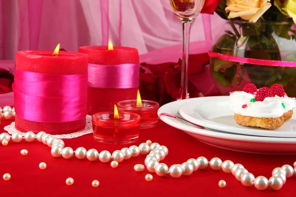 Definição de mesa em honra do Dia dos Namorados no fundo de tecido branco — Fotografia de Stock