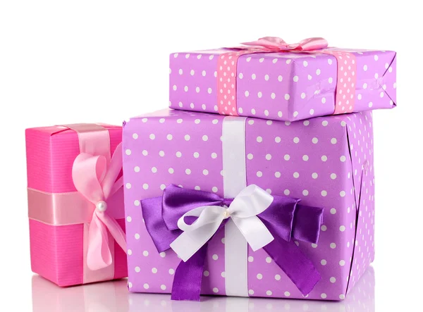 Beyaz izole, mor ve pembe renkli hediyeler — Stok fotoğraf