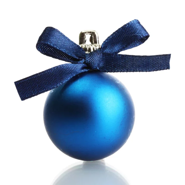 Bela bola de Natal azul isolado no branco — Fotografia de Stock