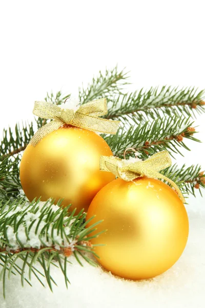 Рождественские шары на елке со снегом, изолированные на белом — стоковое фото