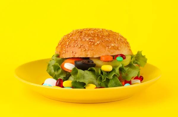 营养保健概念形象: 什锦维生素和营养补充剂在面包。在彩色背景上 — 图库照片