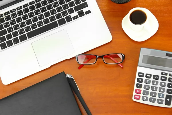 Bureau aanbod en laptop geïsoleerd op wit — Stockfoto