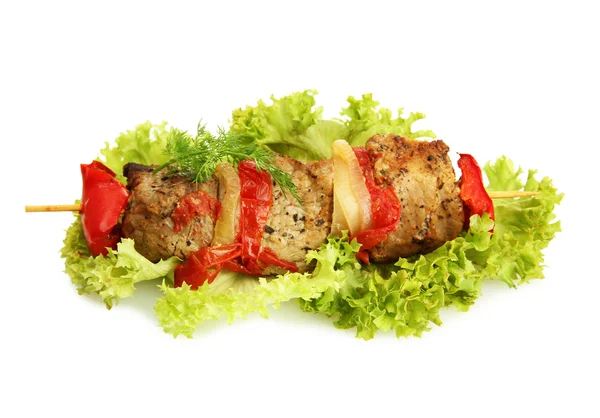 Lekker gegrild vlees en groenten op spiesje, geïsoleerd op wit — Stockfoto