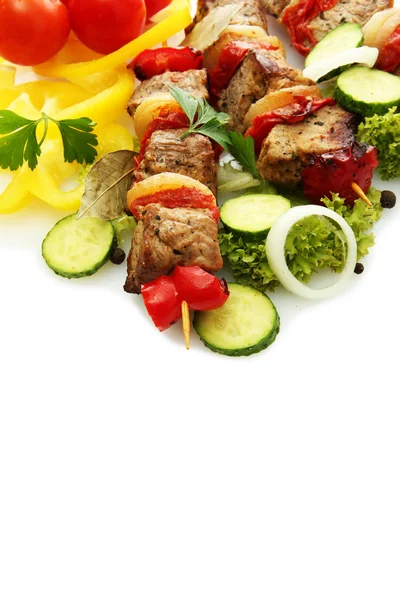 Вкусное мясо на гриле и овощи на шампуре, изолированные на белом — стоковое фото