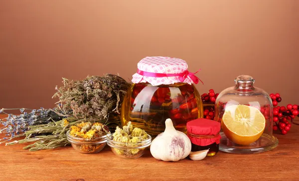 Мед та інші натуральні ліки для зимового димоходу, на дерев'яному столі на коричневому фоні — стокове фото