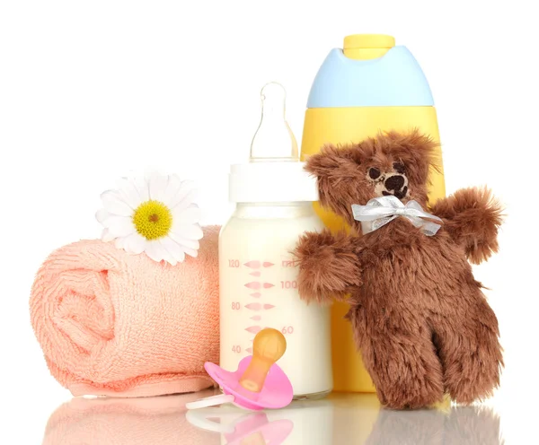 Flaska mjölk, napp och baby kosmetiska med handduk isolerad på vit — Stockfoto