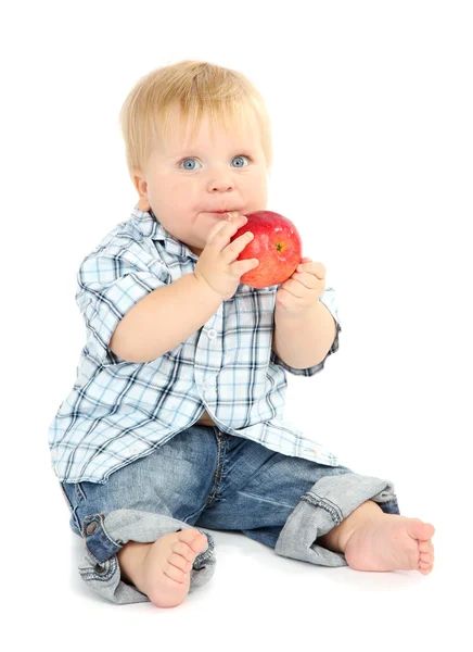 Liten pojke med rött äpple, isolerad på vit — Stockfoto