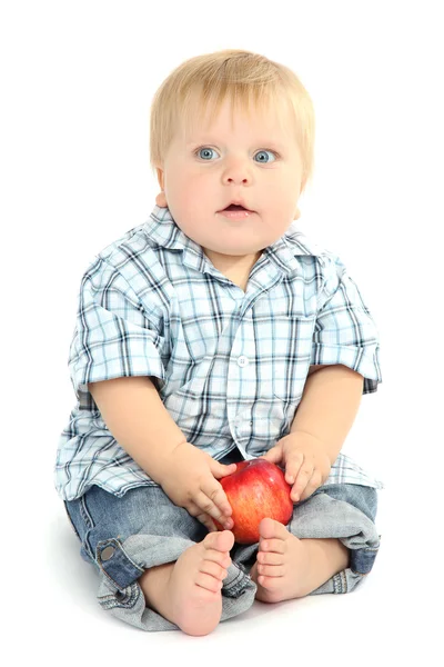 Liten pojke med rött äpple, isolerad på vit — Stockfoto