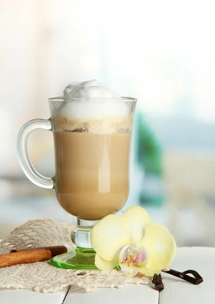 Geurende koffie latte in glas cup met specerijen, op houten tafel — Stockfoto