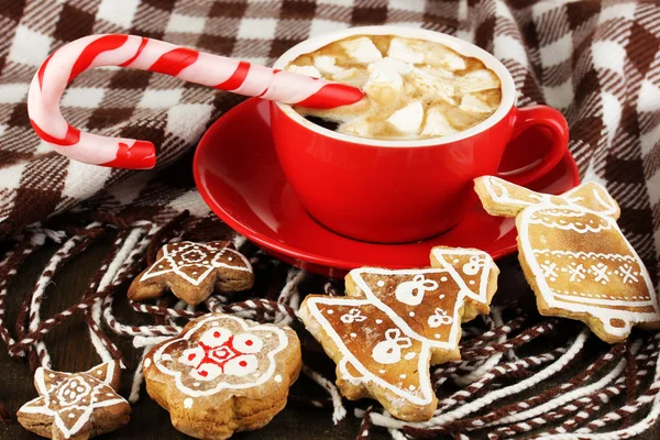 Šálek kávy s vánoční sladkosti na kostkované detail — Stock fotografie