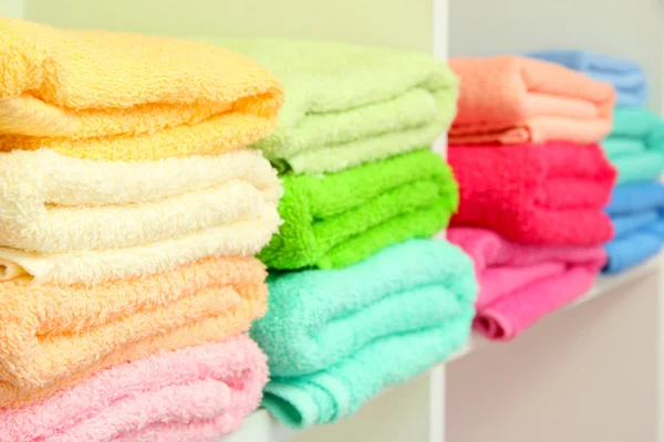 Πολύχρωμο πετσέτες στα ράφια στο μπάνιο — Φωτογραφία Αρχείου