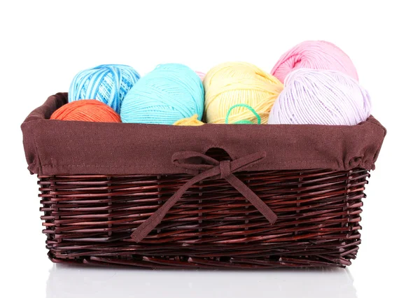 Bolas de hilo de colores en cesta de mimbre aislado en blanco — Foto de Stock