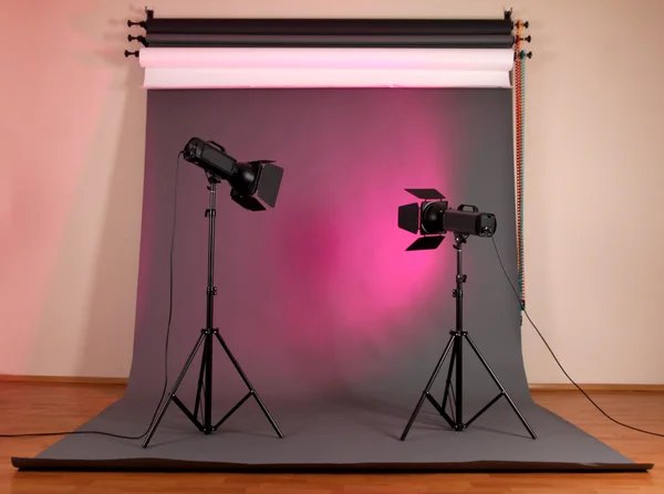 Studio fotograficzne ze sprzętem oświetleniowym — Zdjęcie stockowe