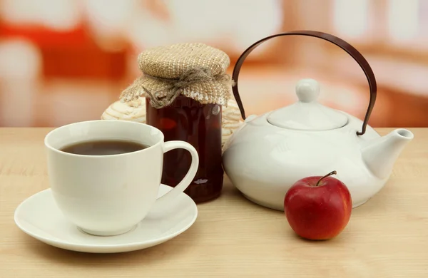 Licht ontbijt met thee en huisgemaakte confiture, op houten tafel — Stockfoto