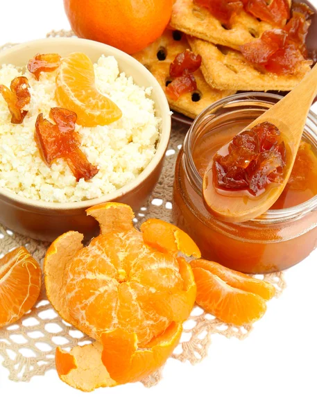 Cottage cheese in bowl with homemade tangerine jam, isolated on white — Stock Photo, Image