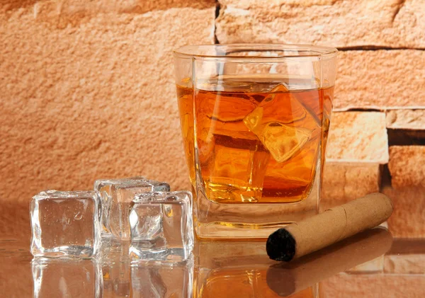 Glas Whisky und Zigarre auf Backsteinwand Hintergrund — Stockfoto