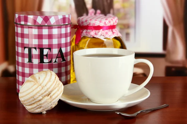 JAR a šálek čaje na stole v pokoji — Stock fotografie