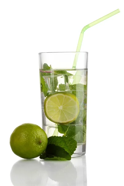Copo de água com gelo, hortelã e limão isolado sobre branco — Fotografia de Stock