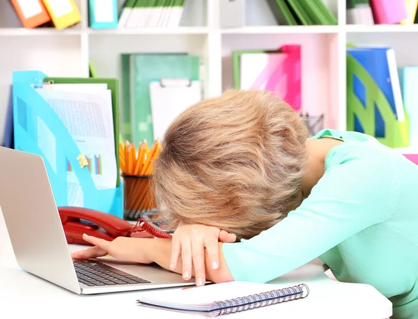 Müde Geschäftsfrau im Büro — Stockfoto