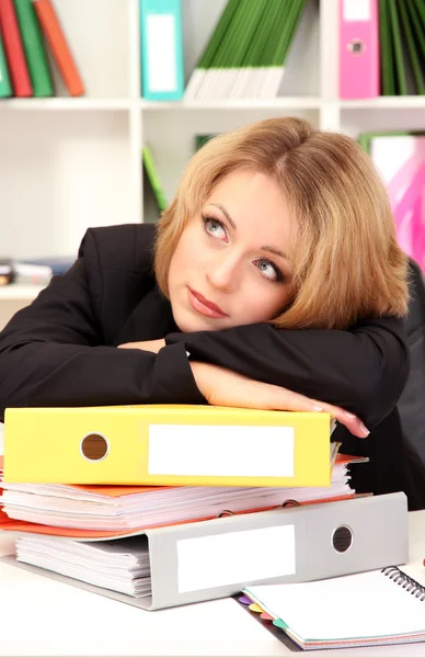 Mulher de negócios cansada trabalhando no escritório — Fotografia de Stock