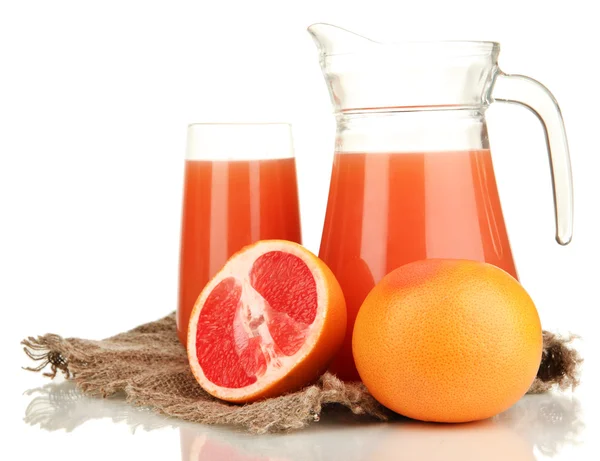 Fullt glas och kanna av grapefruktjuice och grapefrukt isolerad på vit Royaltyfria Stockbilder