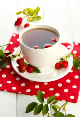 ahşap masa üzerinde hip Güllü çay