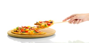 Pizza bir dilim beyaz arka plan yakın çekim mutfak omzuna üzerinde tutan kadının el
