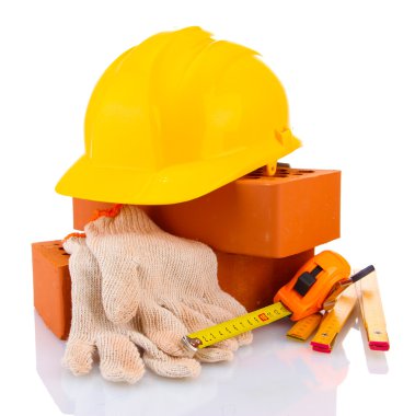 kask, rulet, tuğla ve üzerinde beyaz izole eldivenler