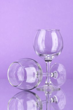 renkli arka plan üzerinde iki boş şarap bardakları