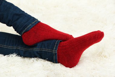 kadın bacaklar beyaz Halı zemin üzerine renkli çoraplı